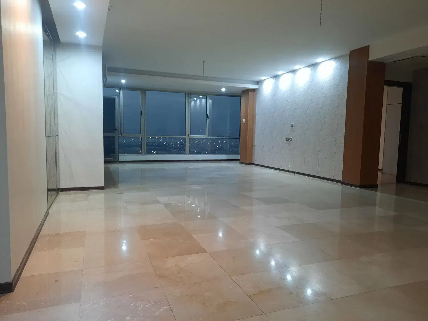 ۱۳۰متر سه خواب لوکس/ برج مجلل فول مشاعات
